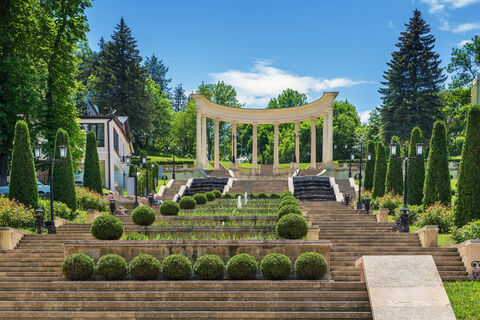 Куда поехать на майские праздники - есть два варианта: здесь можно отдохнуть не только телом, но и душой