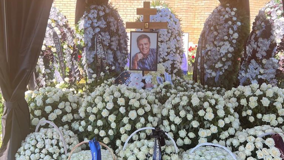 «Набирает просмотры»: поклонница каждый день ходит на могилу Шатунова