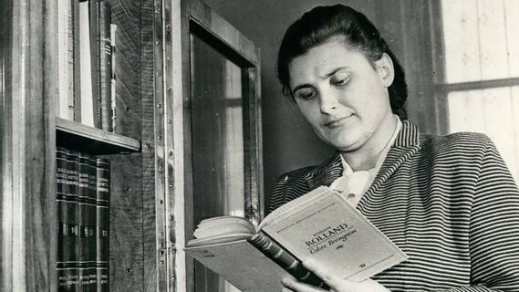 Женщина с книгой