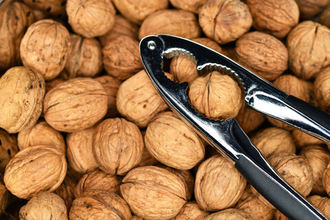 Бросаю грецкие орехи в кипяток: Зачем я это делаю - лайфхак от бабки-хозяюшки со стажем в 50 лет