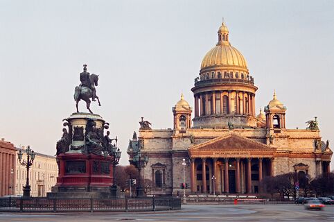 Розы вместо парковки: сад-трансформер на Исаакиевской площади расширят и наполнят ароматом белой сирени