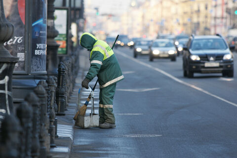 Дворники «на колесах» за 41 млн возьмутся за уборку платных парковок в центре Петербурга