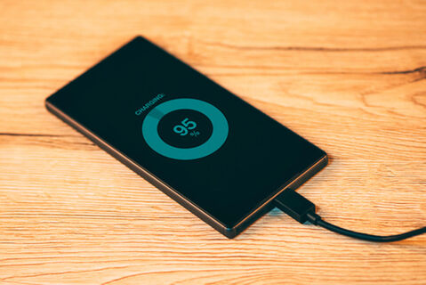 Разряжают батарею быстро и незаметно: отключила в смартфоне пару функций - заряд держит вдвое дольше