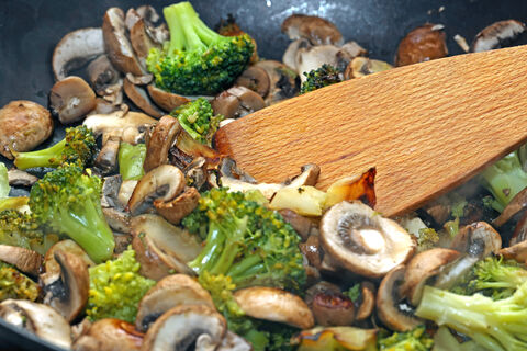 Добавьте к брокколи грибы и чеснок – и на сковородку: это блюдо полюбят даже те, кого воротит от ЗОЖ