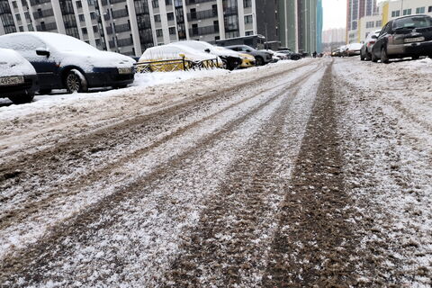 Свыше полутысячи спецмашин вышли на улицы Петербурга на охоту за первыми снежинками