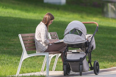 Сразу в штат: в России одобрили приём женщин с детьми до трёх лет без испытательного срока