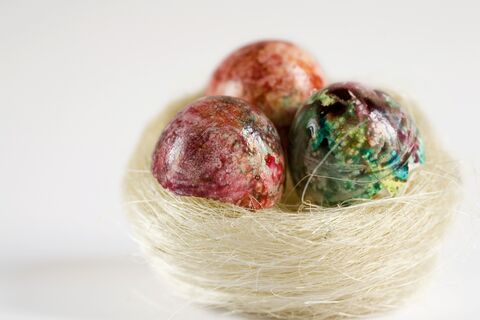 Сказочно красивые яйца на Пасху: рецепт из 2 ингредиентов – просто и быстро 