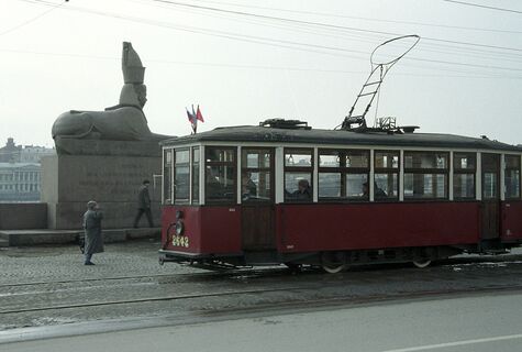 Школьники Кировского района шефствуют над символом блокадного Ленинграда