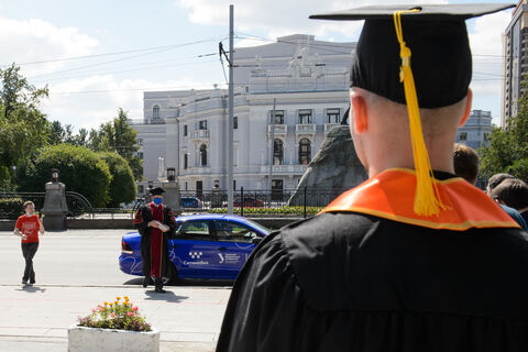 Красный диплом окупится: выпускникам предложили надбавку к зарплате