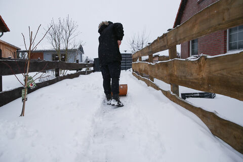 Что делать с сугробами на отмостке: забудьте про «шубу» для фундамента - когда снег помогает, а когда вредит