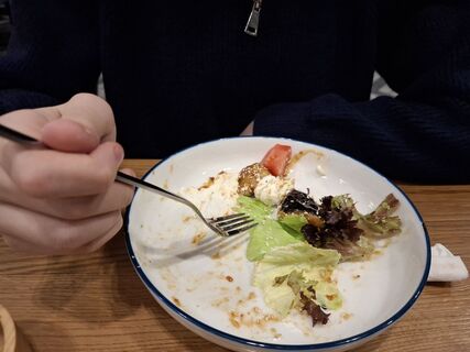 Приготовьте этот салат на 23 февраля – и подруги будут охотиться за рецептом: свежий, легкий, сытный, мясной – и ни капли майонеза