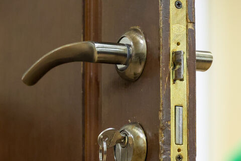 Петербург обскакал Москву: где маленькая квартира съедает крупную зарплату