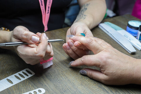 Декабрьский сюрприз: в самый пик перед Новым годом россиянки массово прощаются с маникюром и ресницами