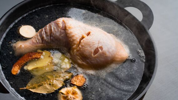 У шеф-поваров курица всегда получается мягкой и сочной: варят по особой технологии