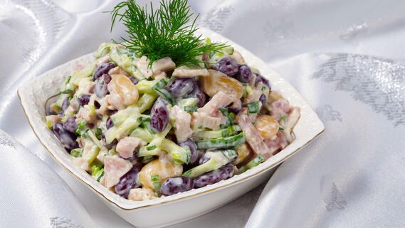 Как приготовить несложный салат с сухариками