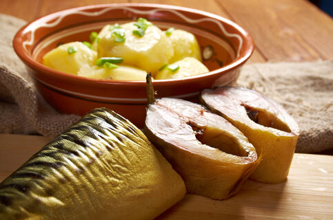 Готовлю скумбрию за 3 минуты: добавляю 1 ингредиент в рассол - и рыбка получается копченой 