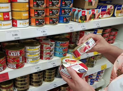 Запах тревоги: в петербургских магазинах свыше половины рыбных пресервов — «с душком»
