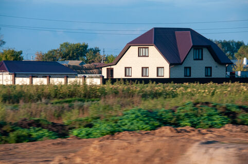 В Ленобласти вспыхнул бум коттеджей: что заставило людей массово менять квартиры на собственные дома