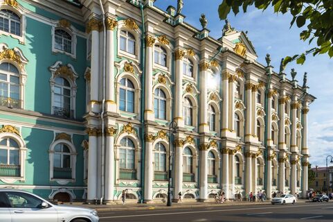 Не просто время: почему часы в Белой столовой Зимнего дворца всегда показывают 2:10