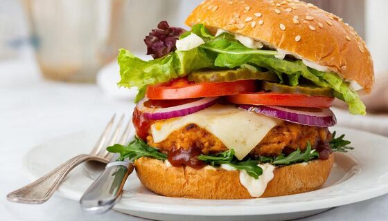 Сочный домашний бургер из курицы за 20 минут: гости будут в восторге, о доставках можно забыть