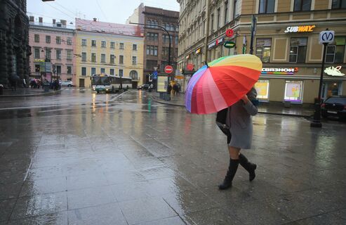 Зонты не убираем: после короткого похолодания в Петербург вернутся дожди и тепло