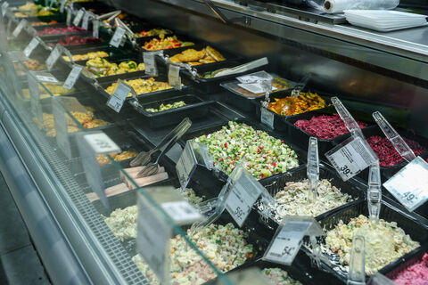 Новогодний парадокс: самое молодое поколение покупает алкоголь реже остальных и чаще готовую еду