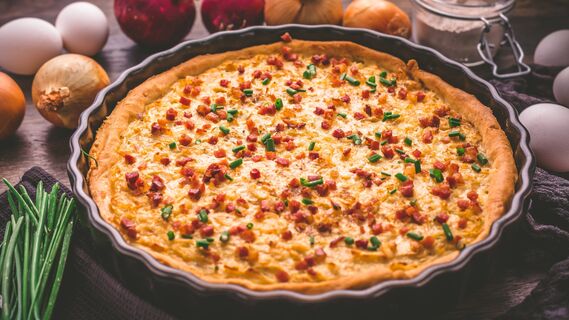 Затмит любую пиццу: вкуснейший пирог с ветчиной и сыром на скорую руку