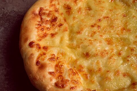 Не пицца, а съедается еще быстрее: ленивая картофельная лепешка с сюрпризом — дел на 15-20 минут