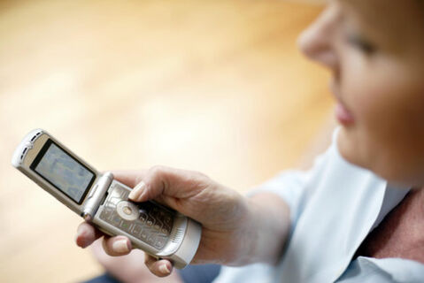 Берут не только пожилым и детям: даже богатые люди переходят на кнопочные телефоны - 6 причин