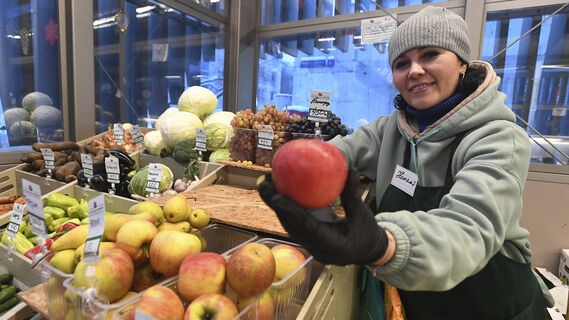 Фрукты, продавец