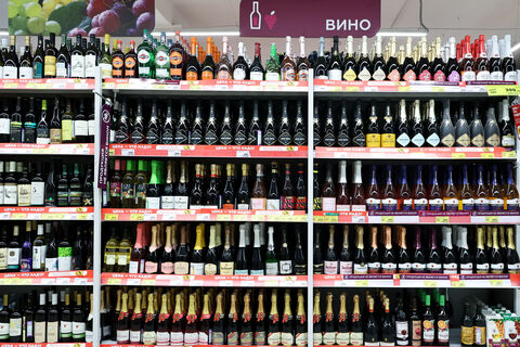 В одном регионе купишь, в другом — уже нет: местным властям предлагают дать право поднимать возраст продажи алкоголя