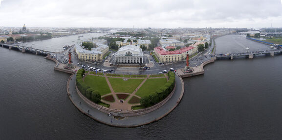 Здание, так и не ставшее общежитием, у Смоленского моста уходит с молотка: откуда ценник в 206 миллионов?