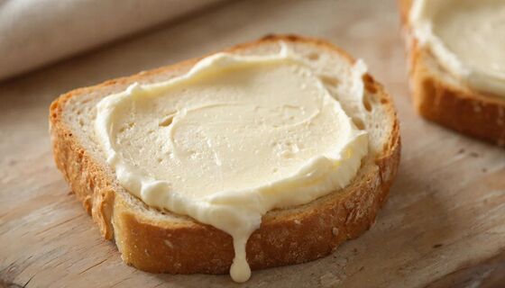 Кефир покупаю пачками - и кидаю в морозилку: на выходе изумительная намазка на хлеб, тает во рту 