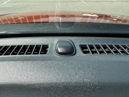 Многие автолюбители не знают настоящего предназначения "горбика" на торпедо: вот почему его опасно закрывать