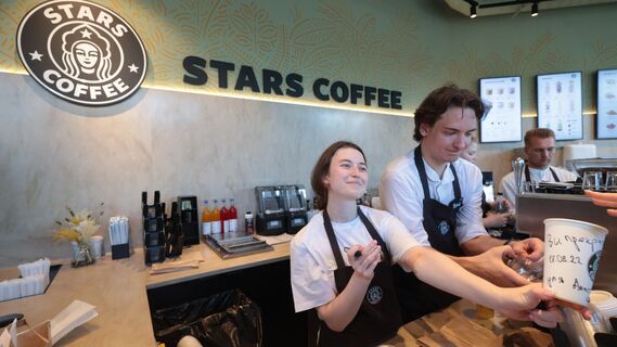 Бариста в черном: раскрыт секрет разноцветных фартуков в сети Starbucks 