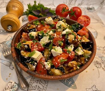 Салат с хрустящими баклажанами: рецепт-вкуснятина прямиком из ресторана