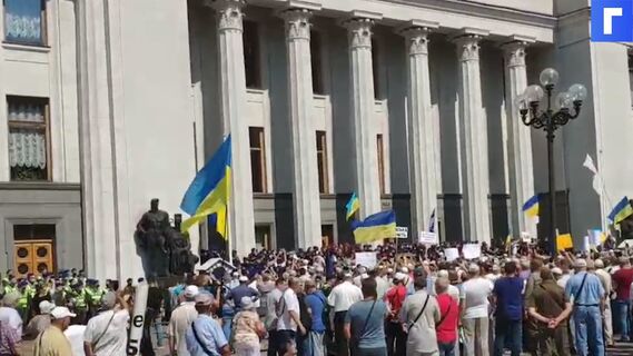 У здания Верховной рады начались столкновения между протестующими и полицией