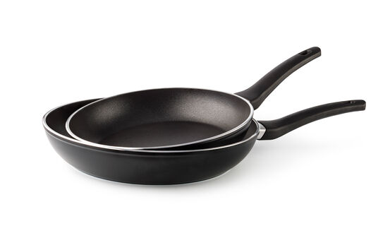 Копеечное средство для сковороды - и "вековой" нагар исчезает за секунды: посуда заскрипит от чистоты, "шуманиты" не нужны