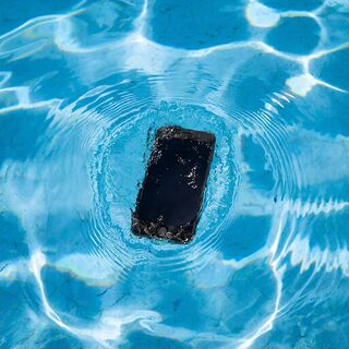 Только не в рис: как просушить телефон, если он упал в воду - снова будет работать