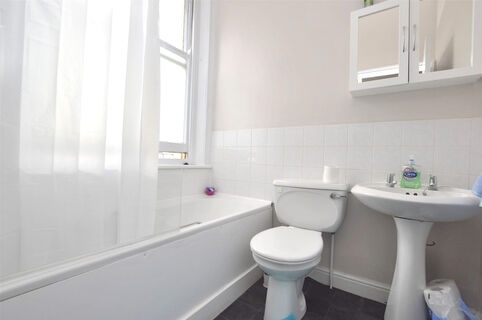 Сделал ремонт в ванной за день: самая бюджетная отделка - дешевле плитки в 10 раз 