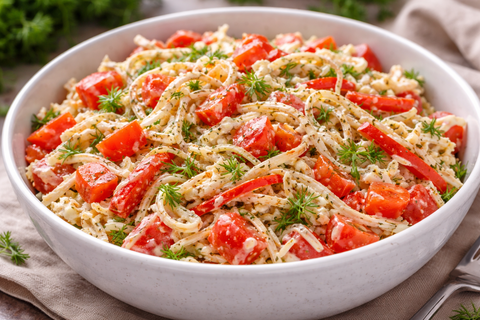 Раскатываю скалкой крабовые палочки и готово: салат "Красное море" всего за 10 минут