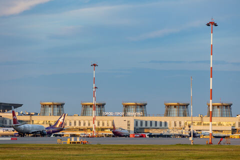 Ветер в Петербурге срывал кровлю и валил знаки, но Пулково продолжал работать