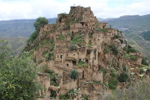 Древний аул‑призрак на высоте 1500 метров: где увидеть и как добраться — находится в России