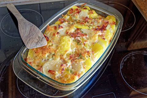 Запеканка из картофеля и курицы – станет вашей фирменной фишкой: домочадцы мигом опустошат тарелки – и добавки попросят