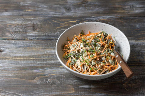 Салат-пятиминутка на скорую руку – и ничего варить не надо: идеален и на праздник, и на каждый день – сметут со стола за секунду