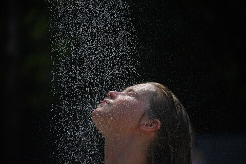 Выключайте свет не ради экономии: специалисты раскрыли, чем душ в темноте неожиданно полезен