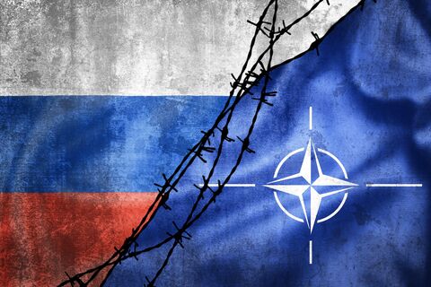 Французский экс-разведчик Денесе назвал антироссийскую политику Запада «самоубийством»