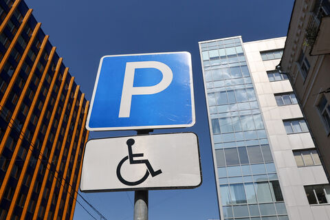 «Парковки России» провалились в СПб: Лискутов хвалит, цифры ругают