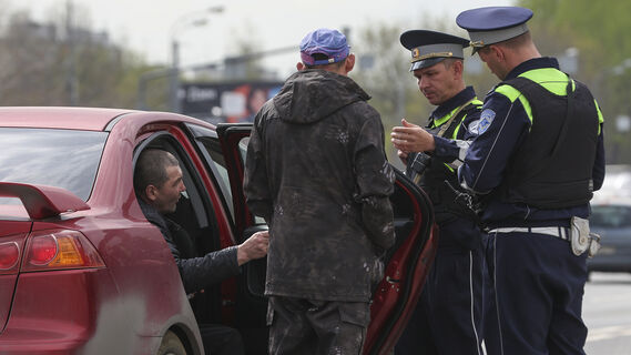 Мужчины, автомобиль, полицейские