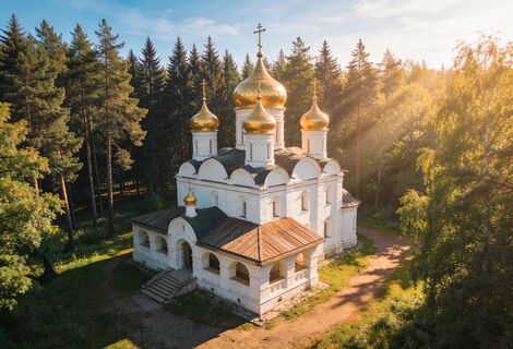 Монастырь, который находится среди леса: сюда не добраться на автомобиле - как тут живут монахи-отшельники